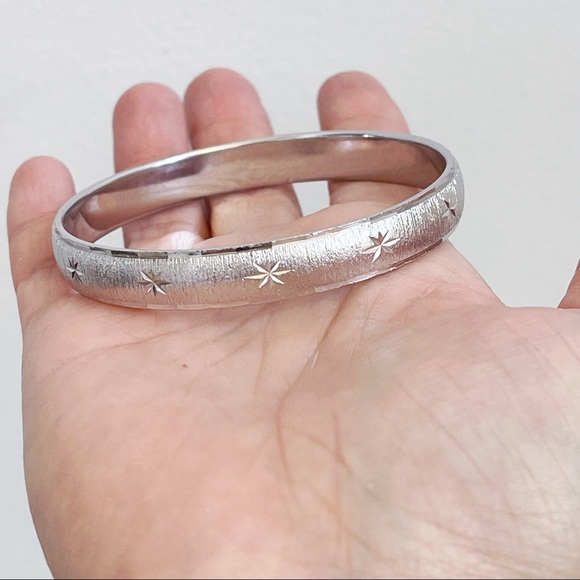 Vintage Monet Silver Tone Etched Stars Pretty Bangle Bracelet Elegant - Picture 12 of 12